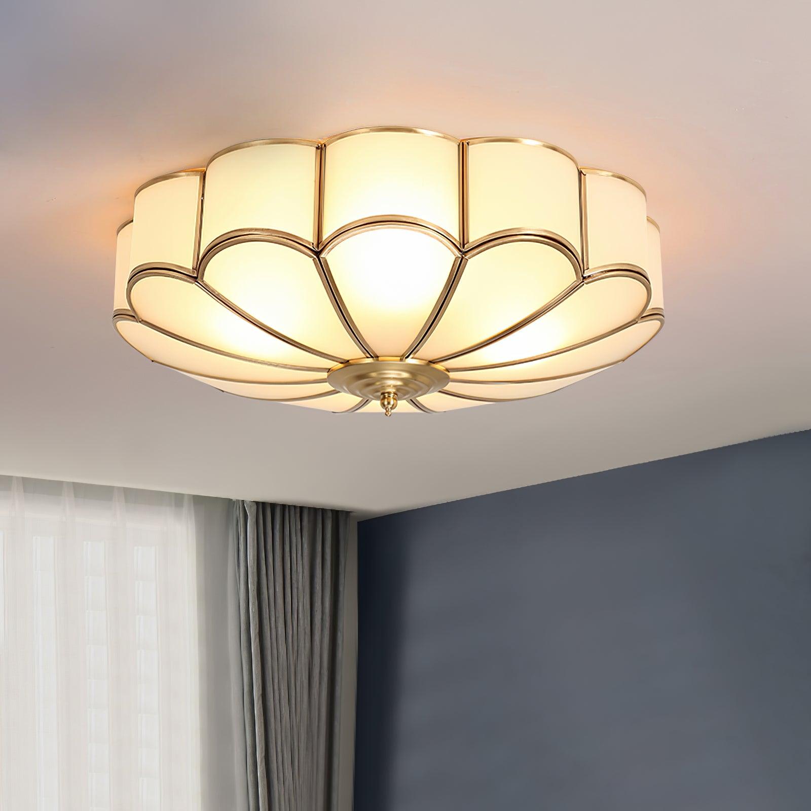 Messingfarget taklampe i blomsterform med frostet, skålformet glass | Ormexis