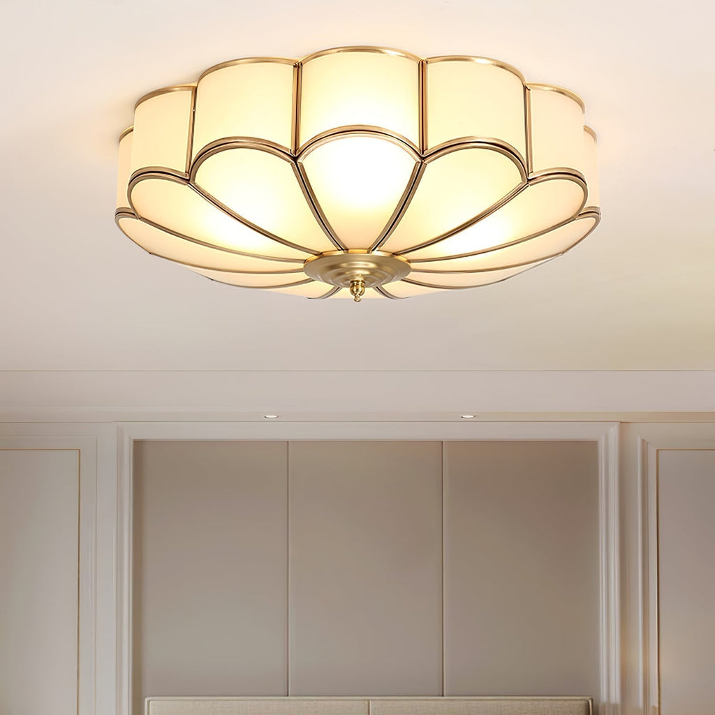 Messingfarget taklampe i blomsterform med frostet, skålformet glass | Ormexis