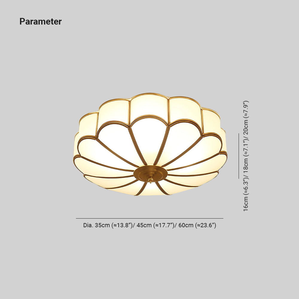 Messingfarget taklampe i blomsterform med frostet, skålformet glass | Ormexis