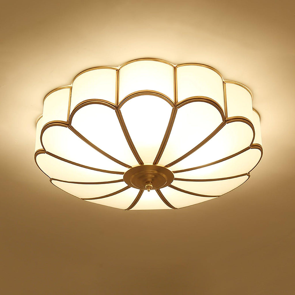 Messingfarget taklampe i blomsterform med frostet, skålformet glass | Ormexis