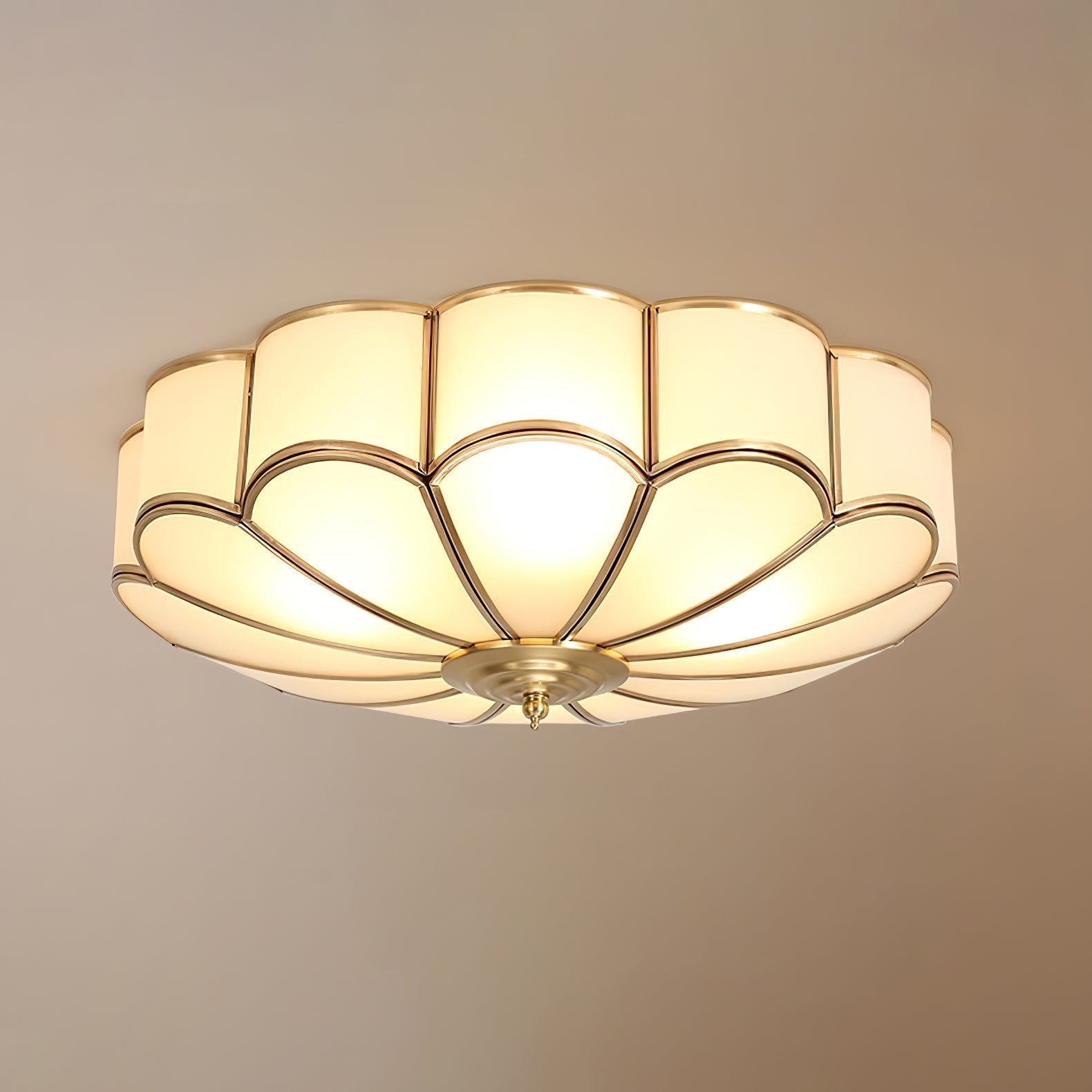 Messingfarget taklampe i blomsterform med frostet, skålformet glass | Ormexis