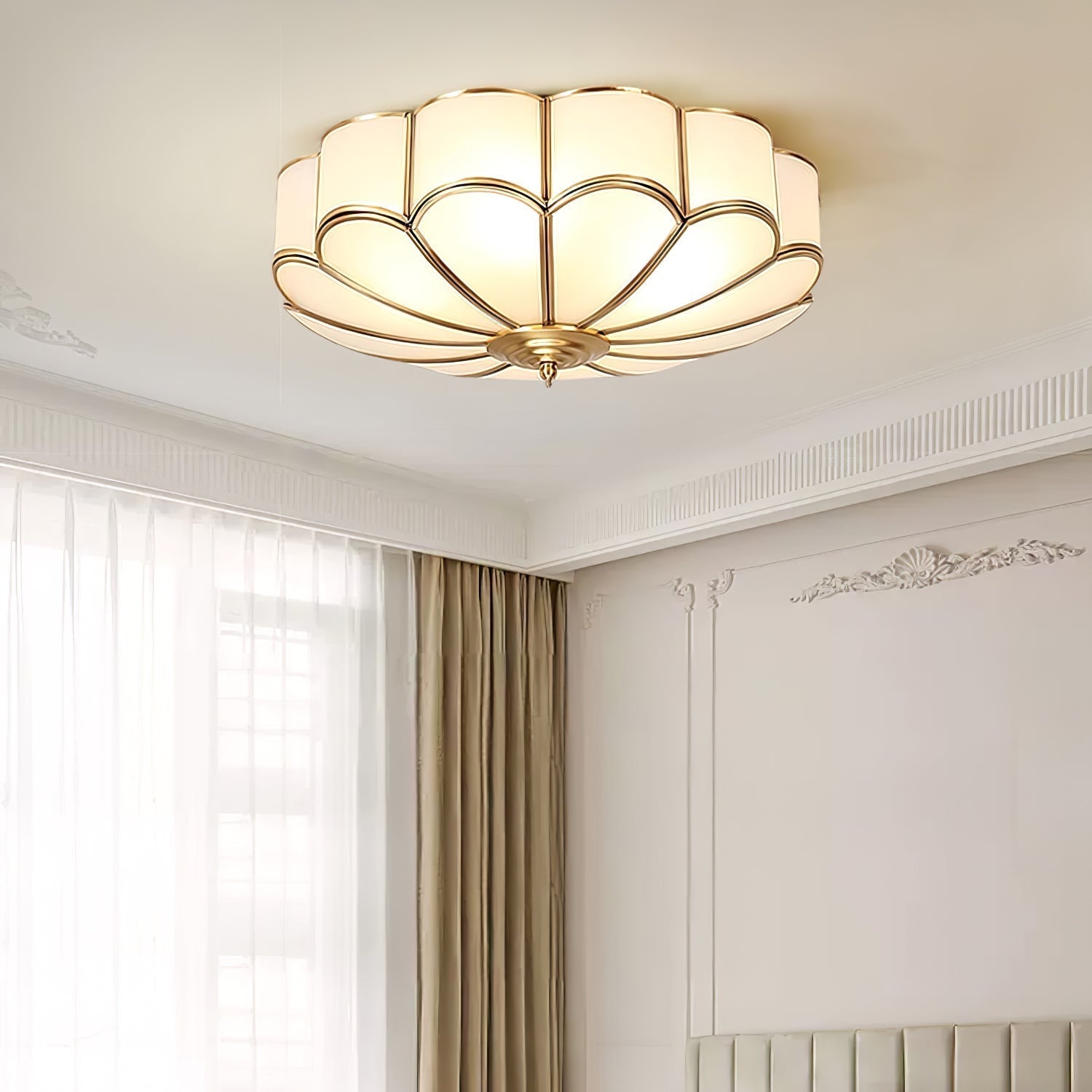 Messingfarget taklampe i blomsterform med frostet, skålformet glass | Ormexis