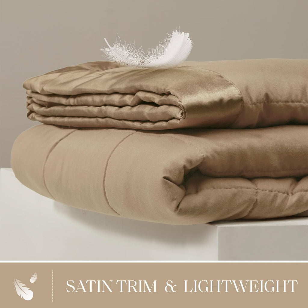 Coperta leggera morbida della collezione Windom con bordo in raso
