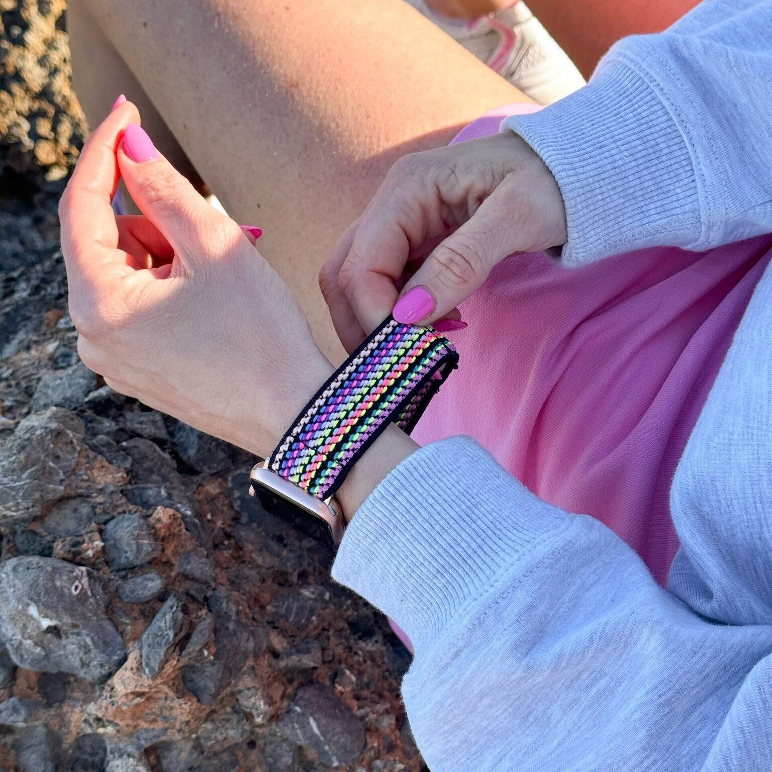 Pestrý elastický pásek s proužky pro Apple Watch pro celodenní pohodlí