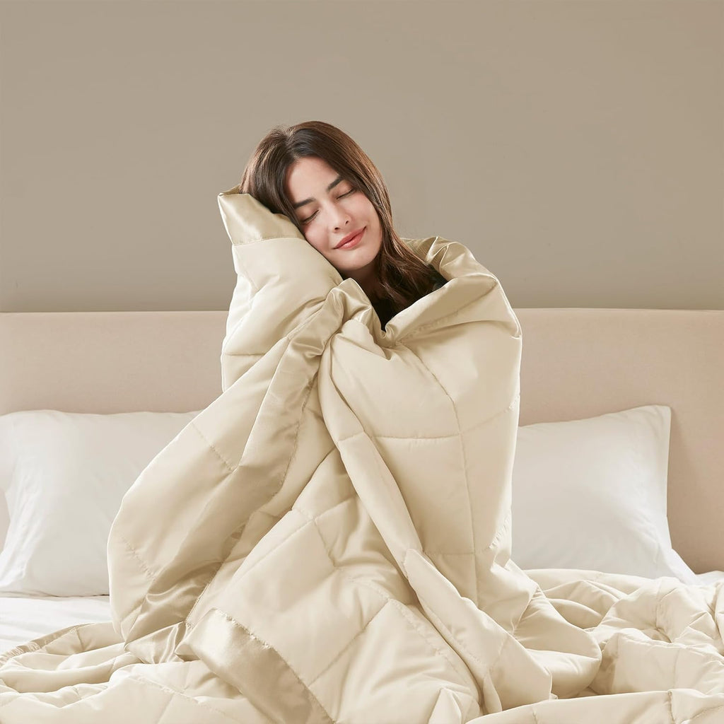 Coperta leggera morbida della collezione Windom con bordo in raso