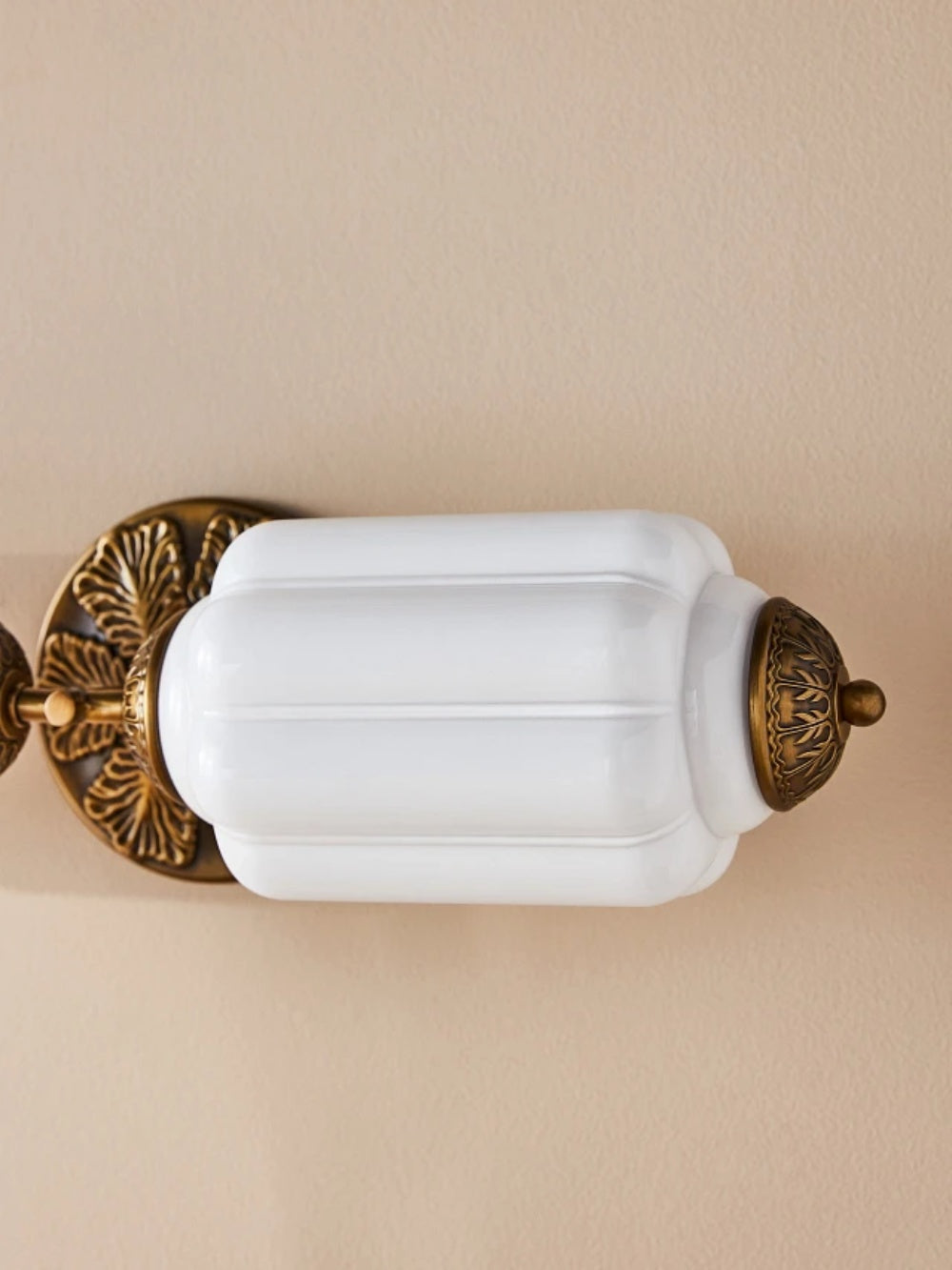 Rzeźbiona żebrowana lampa ścienna ze szkła | Ormexis