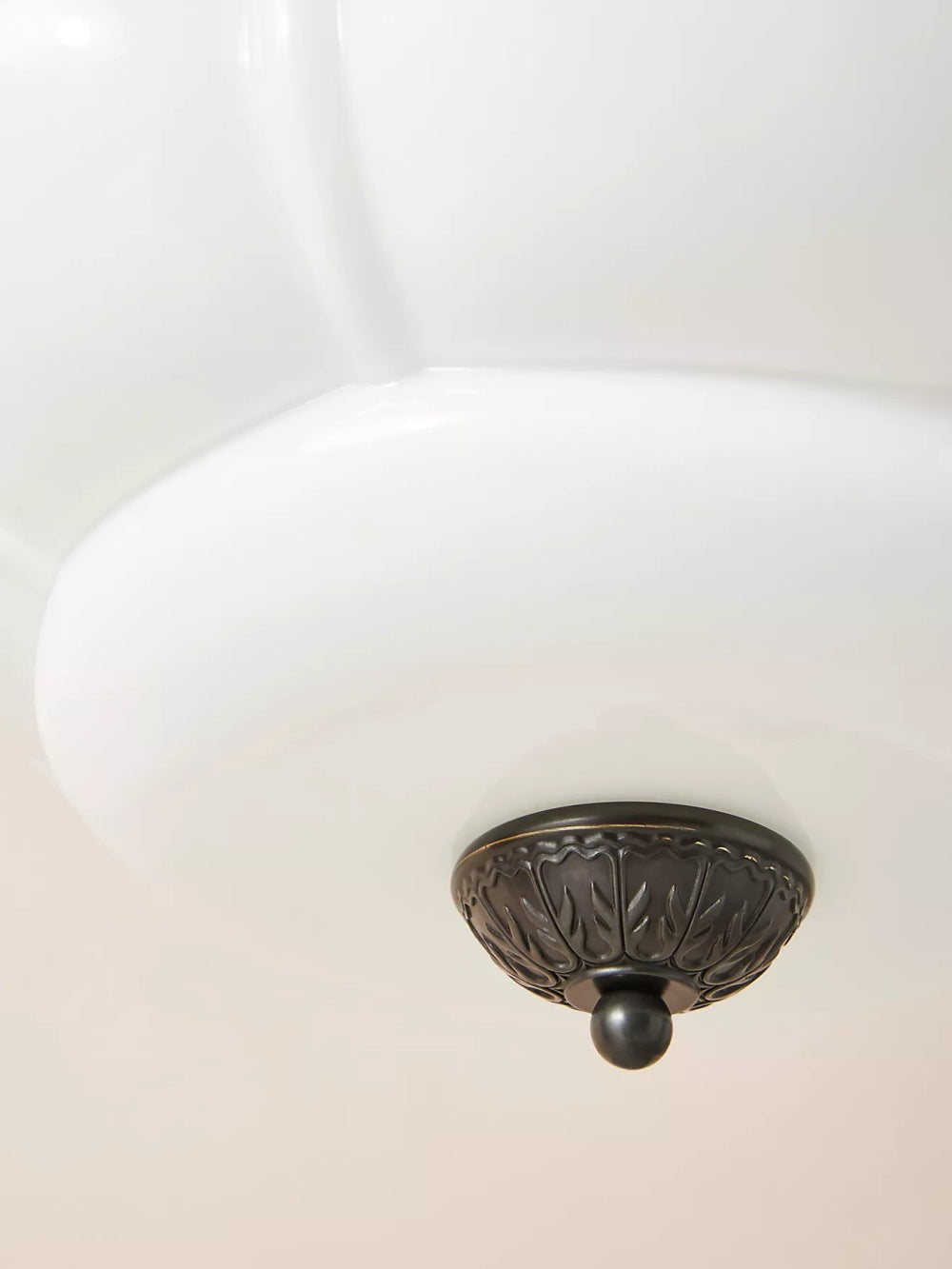 Pendellampa med skulpterad glaskupa | Ormexis