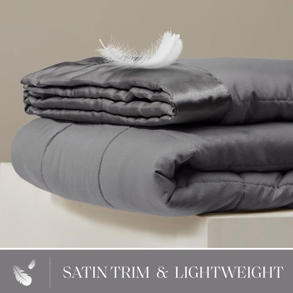 Coperta leggera morbida della collezione Windom con bordo in raso
