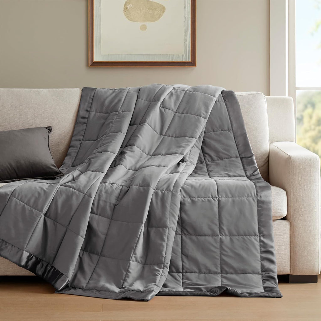 Coperta leggera morbida della collezione Windom con bordo in raso