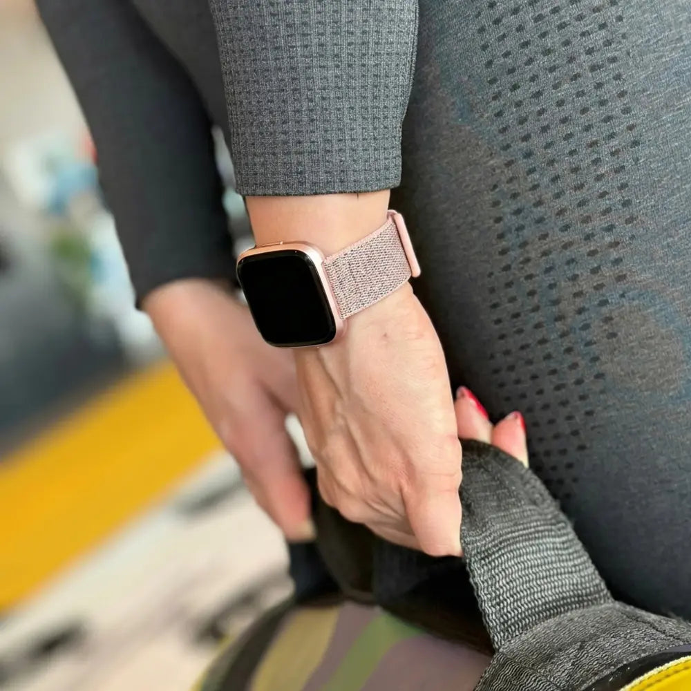 Elegantní růžový nylonový řemínek na zápěstí pro hodinky Fitbit Versa 2