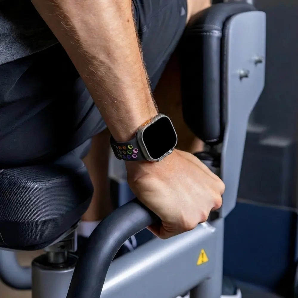 Sportovní řemínek Apple Watch v černé barvě s duhovými barvami