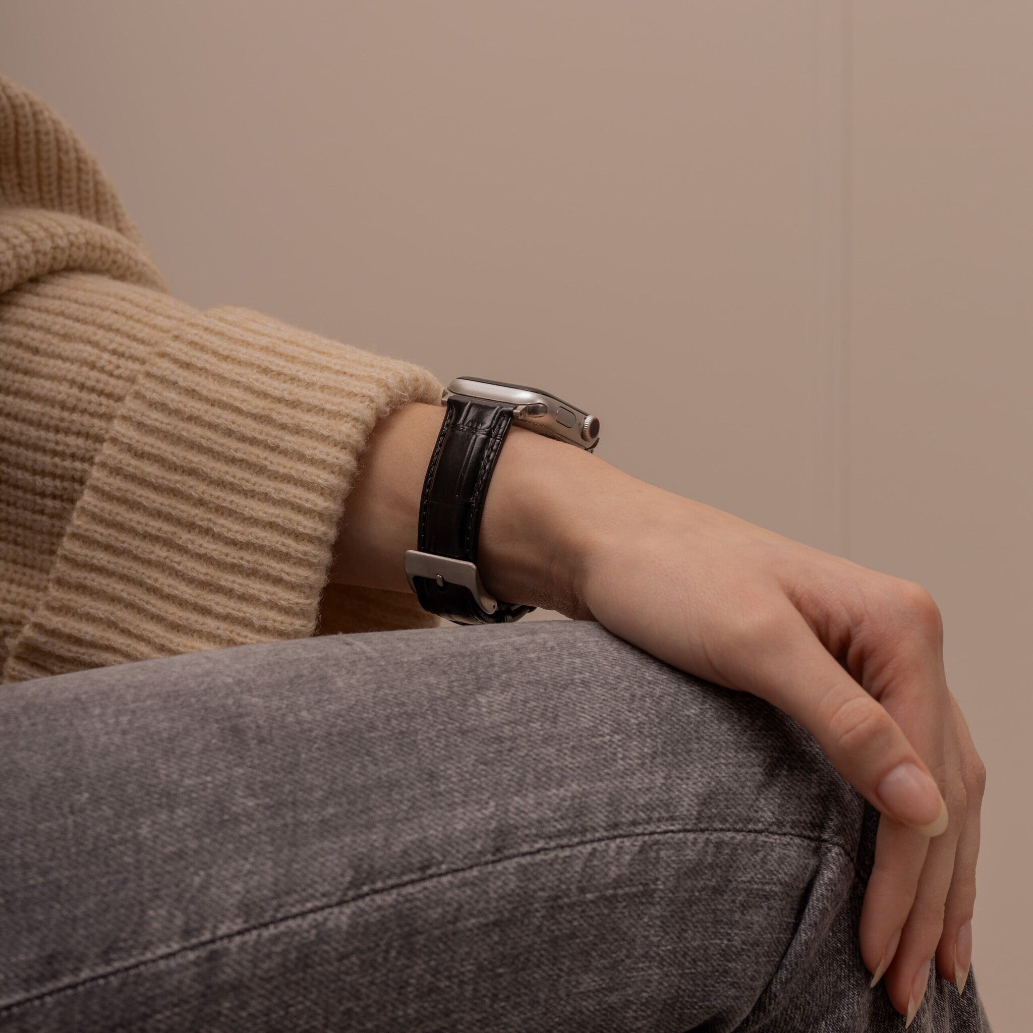 Černý kožený řemínek Apple Watch s krokodýlím vzorem