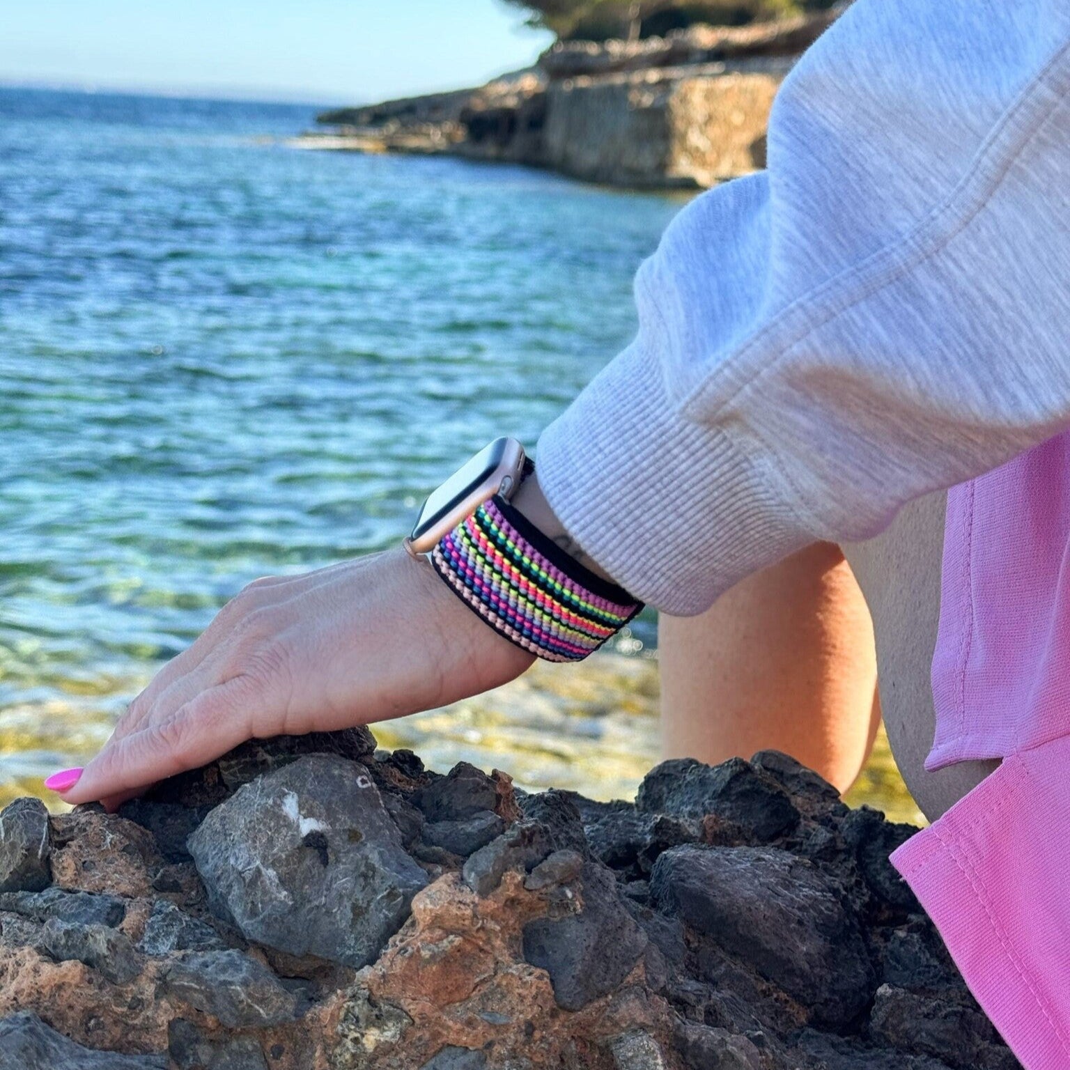 Pestrý elastický pásek s proužky pro Apple Watch pro celodenní pohodlí