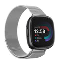Opaska Fitbit Versa 4 Milanese w srebrnym wykończeniu Sheen