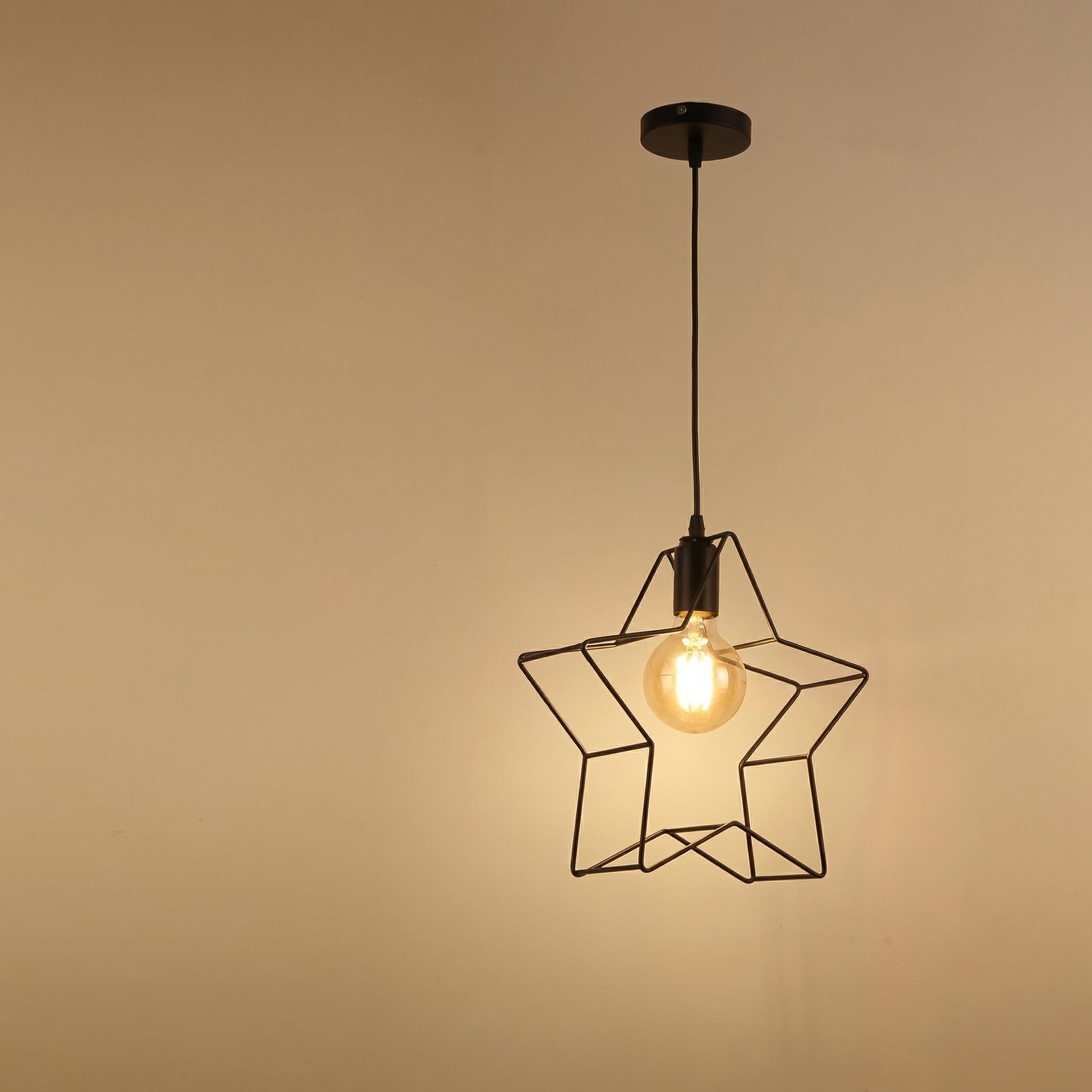 Nordycka czarna lampa wisząca w kształcie pięcioramiennej gwiazdy | Ormexis
