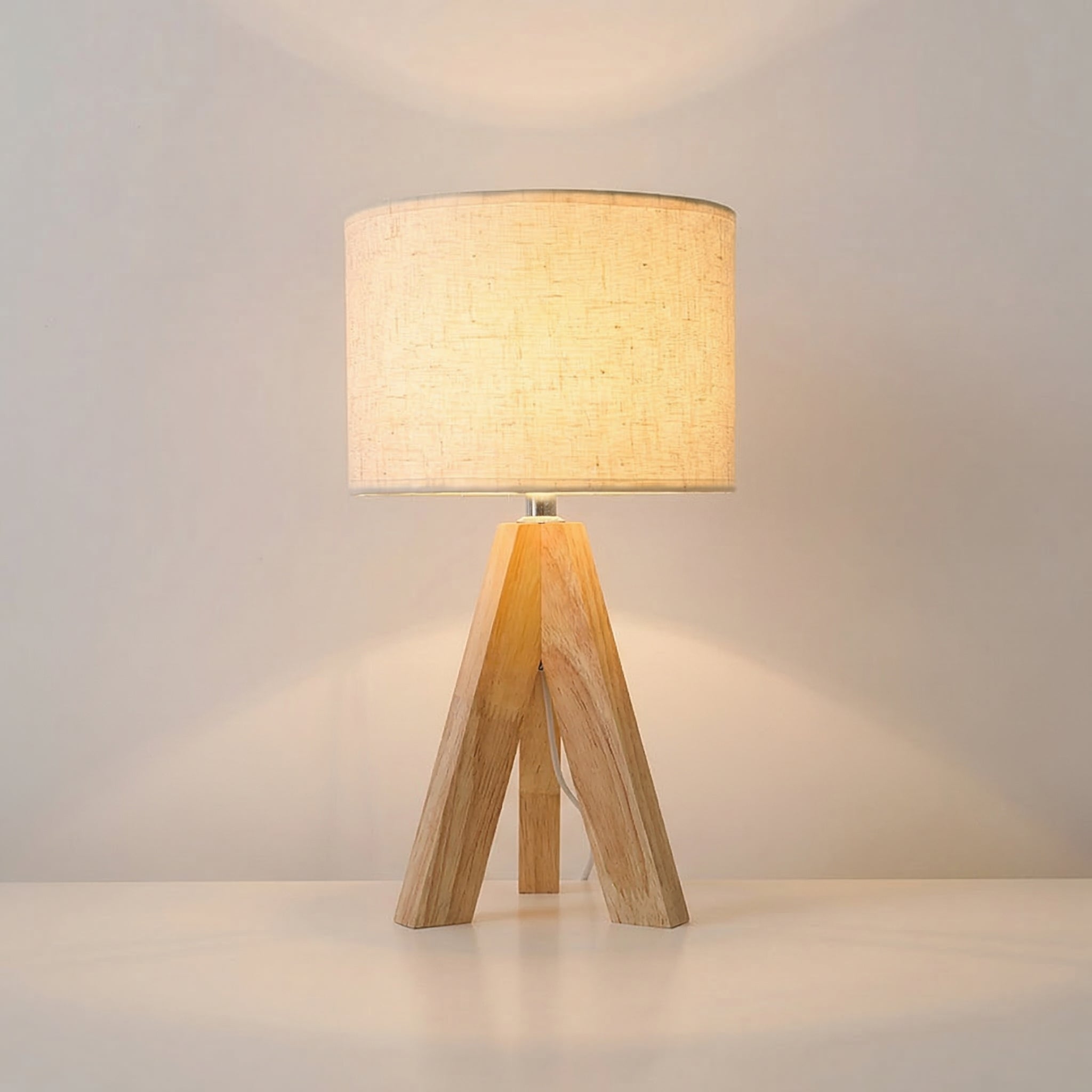 Nordische Tischlampe aus Holz mit Dreibeinfuß
