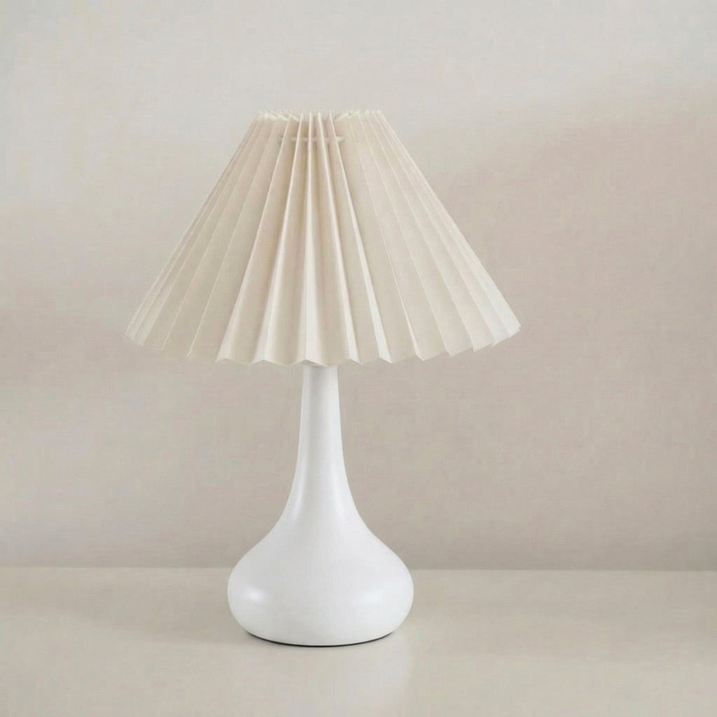Lámpara de mesa moderna con pantalla plisada | Ormexis