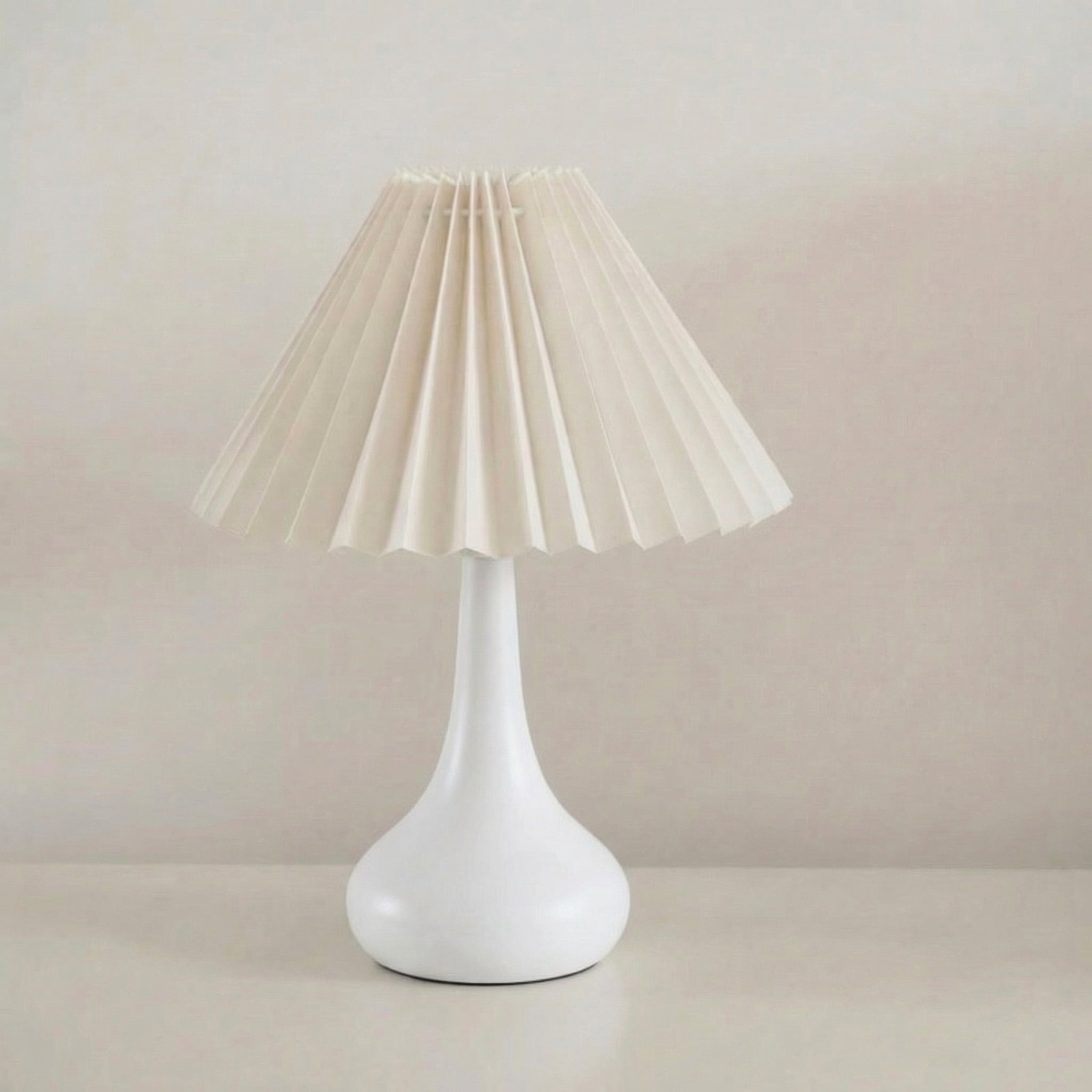 Lámpara de mesa moderna con pantalla plisada | Ormexis