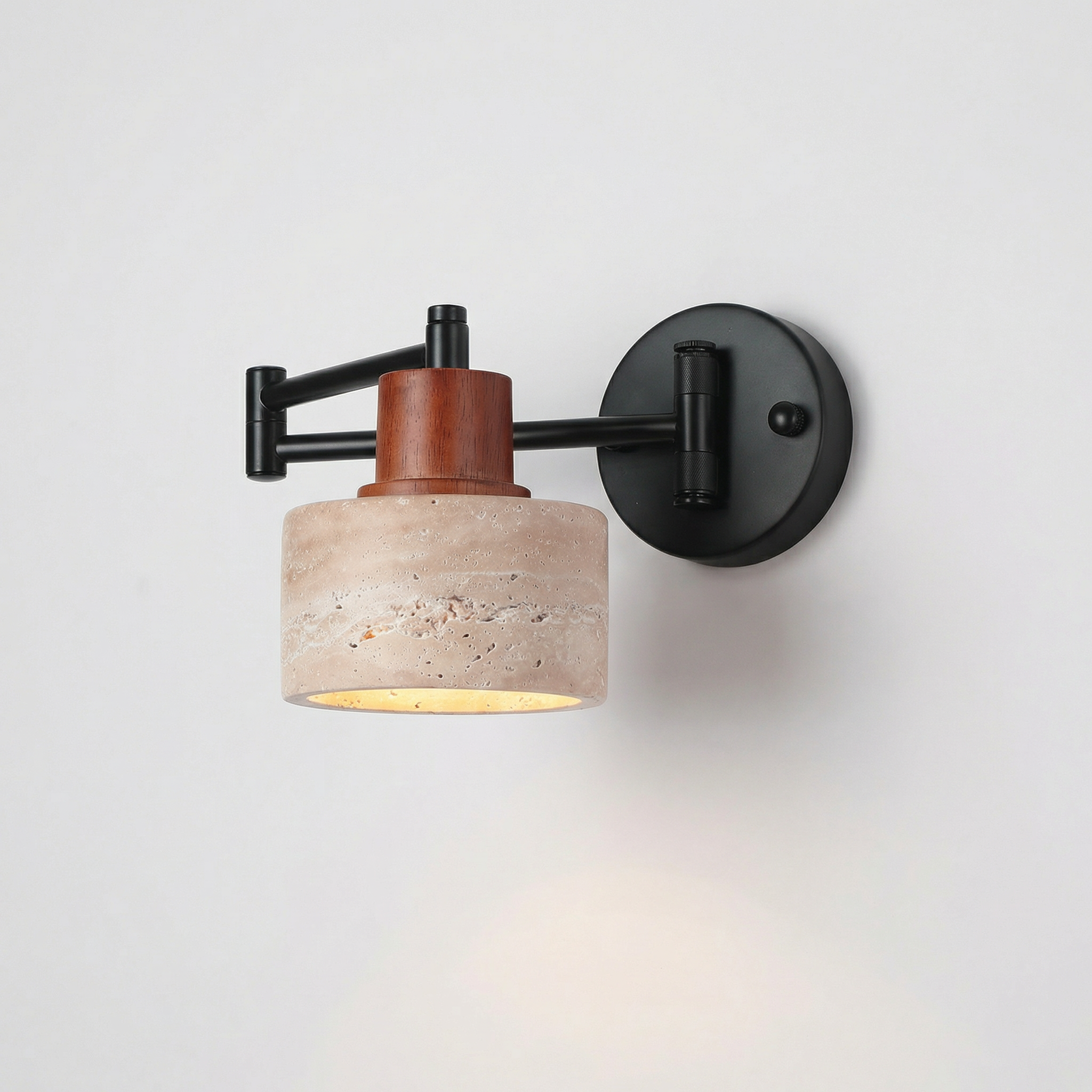 Vägglampa med svängarm i travertin och trädetalj | Ormexis