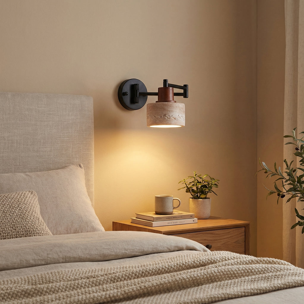 Vägglampa med svängarm i travertin och trädetalj | Ormexis