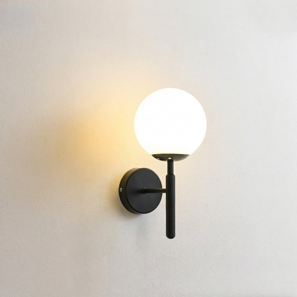 Minimalistyczna czarna lampa ścienna w kształcie globu | Ormexis