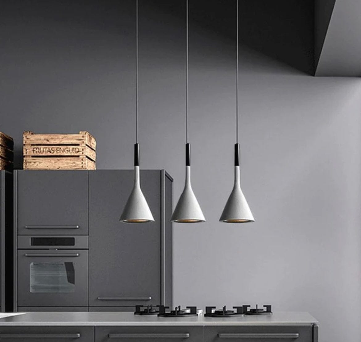 Lampa suspendată minimalistă Liora cu cablu reglabil pentru orice spațiu