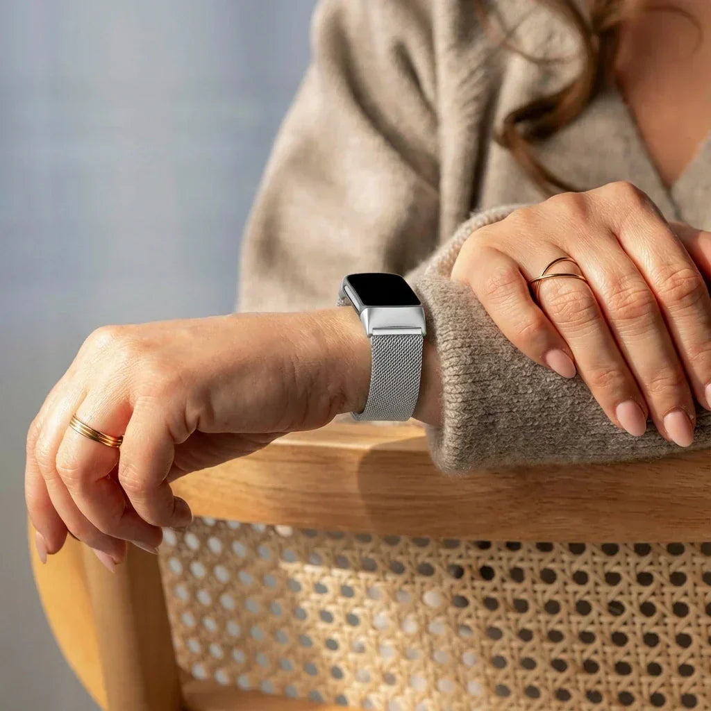 Fitbit Charge 5 sølv Milanese-rem til klokken