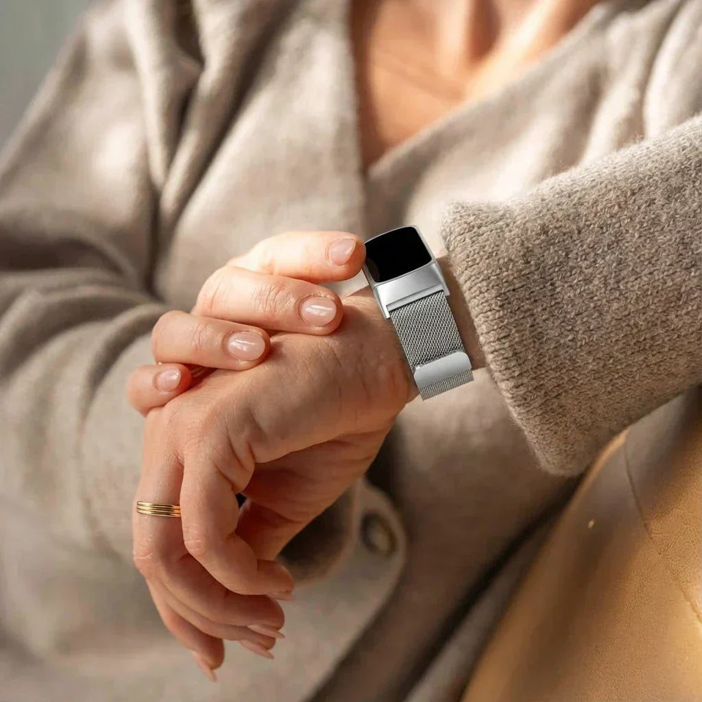 Fitbit Charge 5 sølv Milanese-rem til klokken