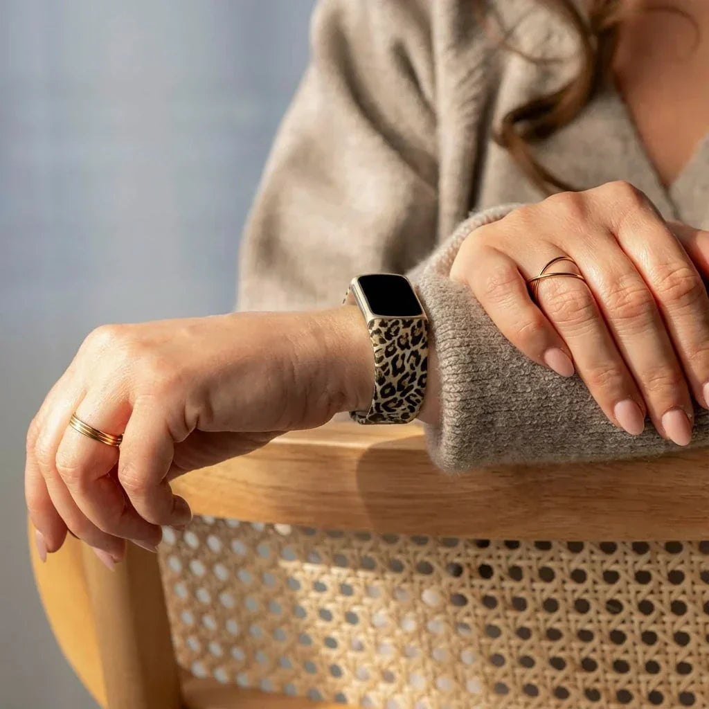 Pulsera Fitbit Charge 6 con diseño de estampado de leopardo afortunado