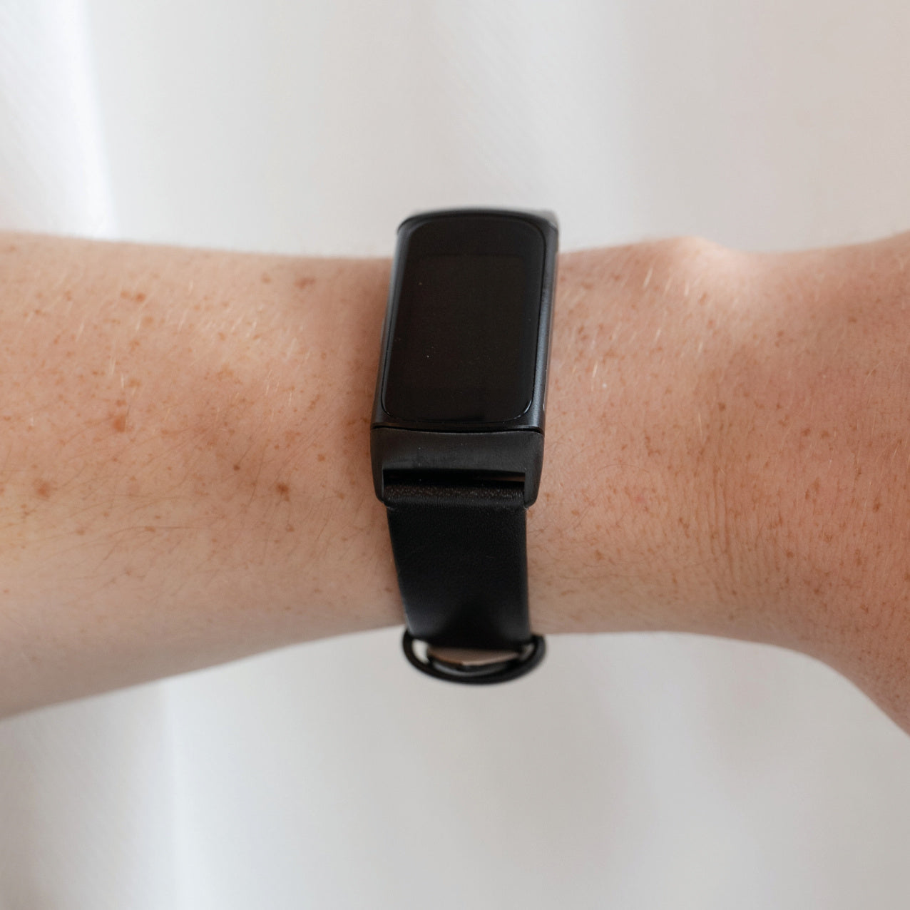 Tidløs sort læderrem til Fitbit Charge 5-armbånd