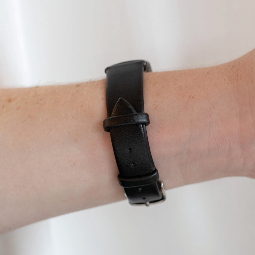 Tidløs sort læderrem til Fitbit Charge 5-armbånd