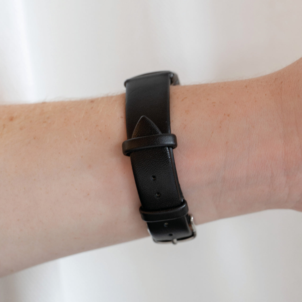 Tidløs sort læderrem til Fitbit Charge 5-armbånd