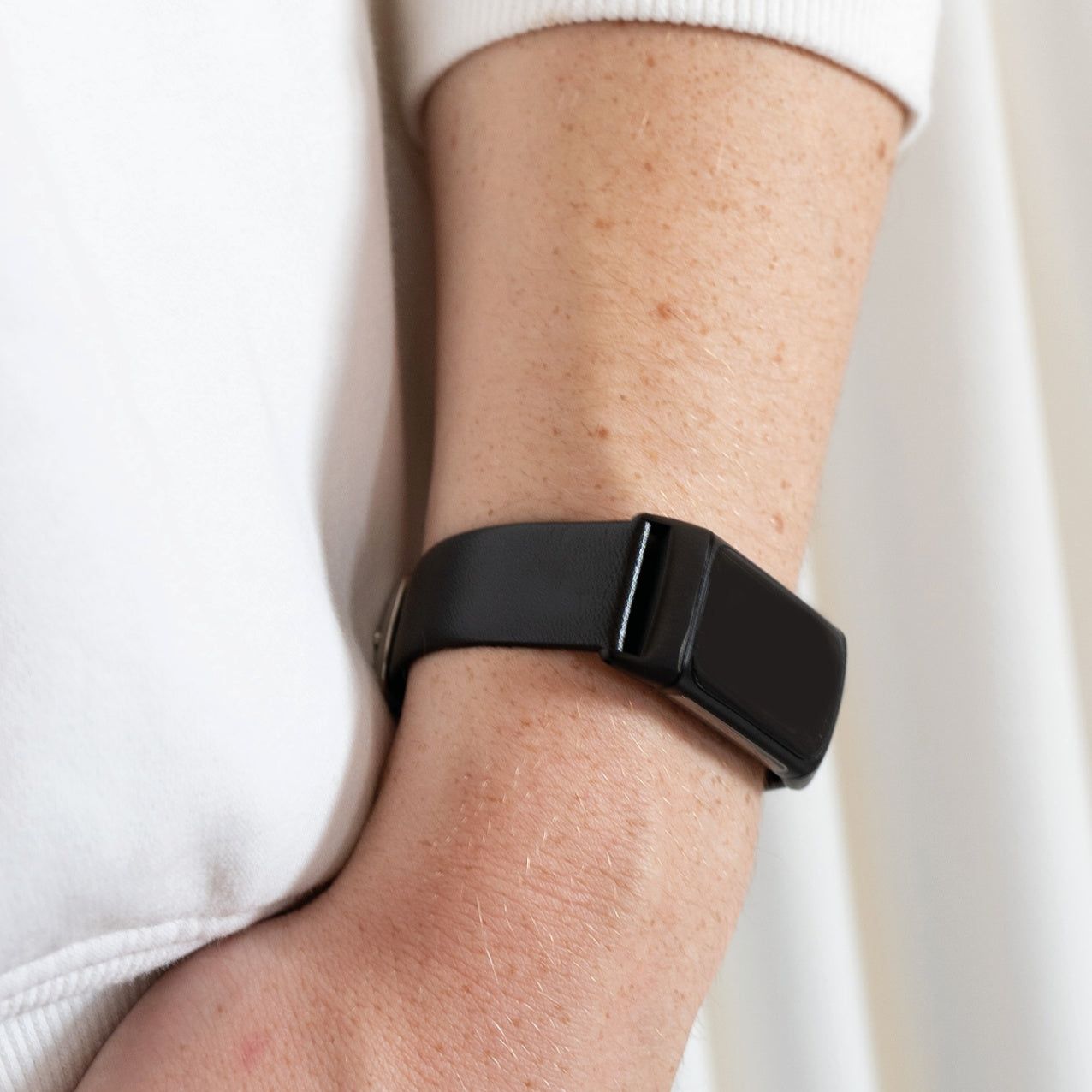 Tidløs sort læderrem til Fitbit Charge 5-armbånd