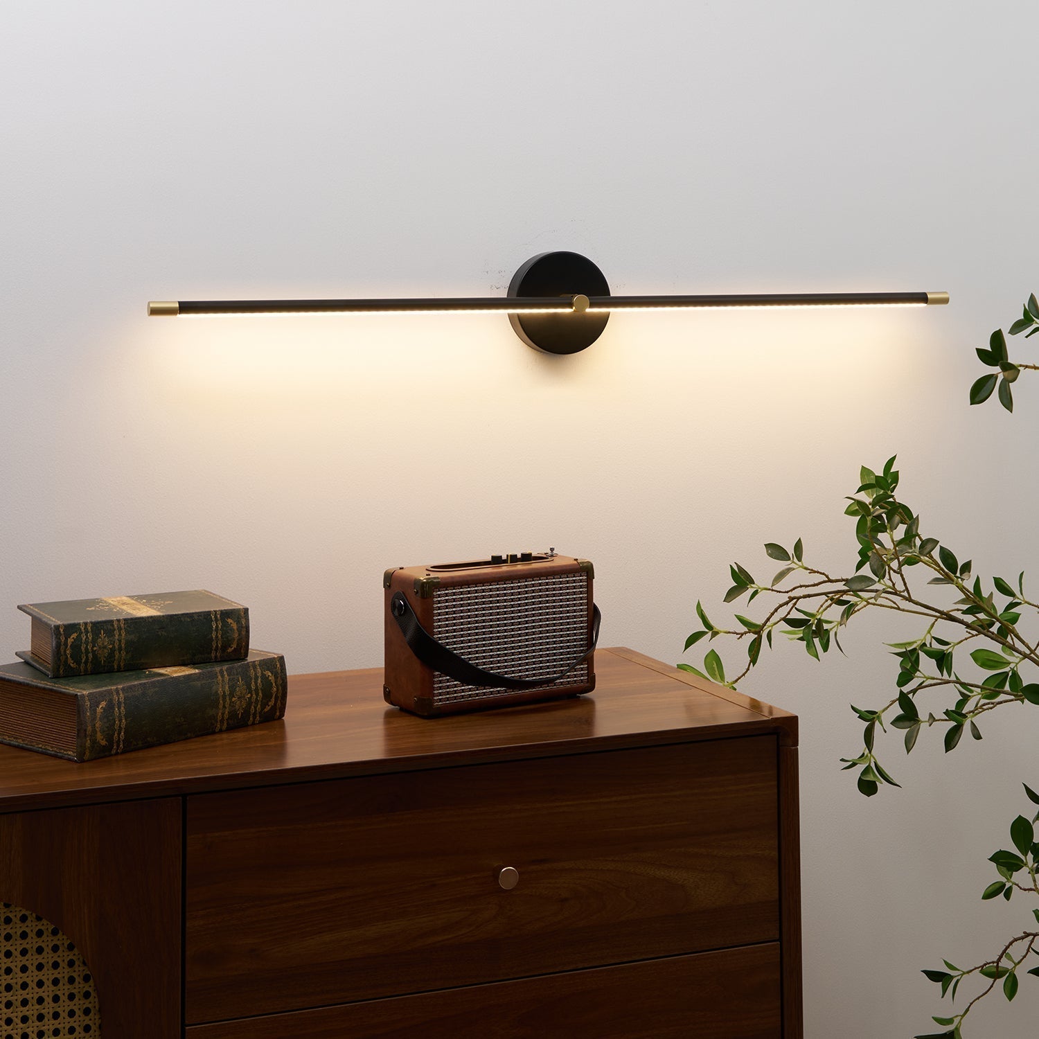 Minimalistische lineare LED-Wandleuchte mit Stab, doppelseitige Wandleuchte in Schwarz und Gold | Ormexis