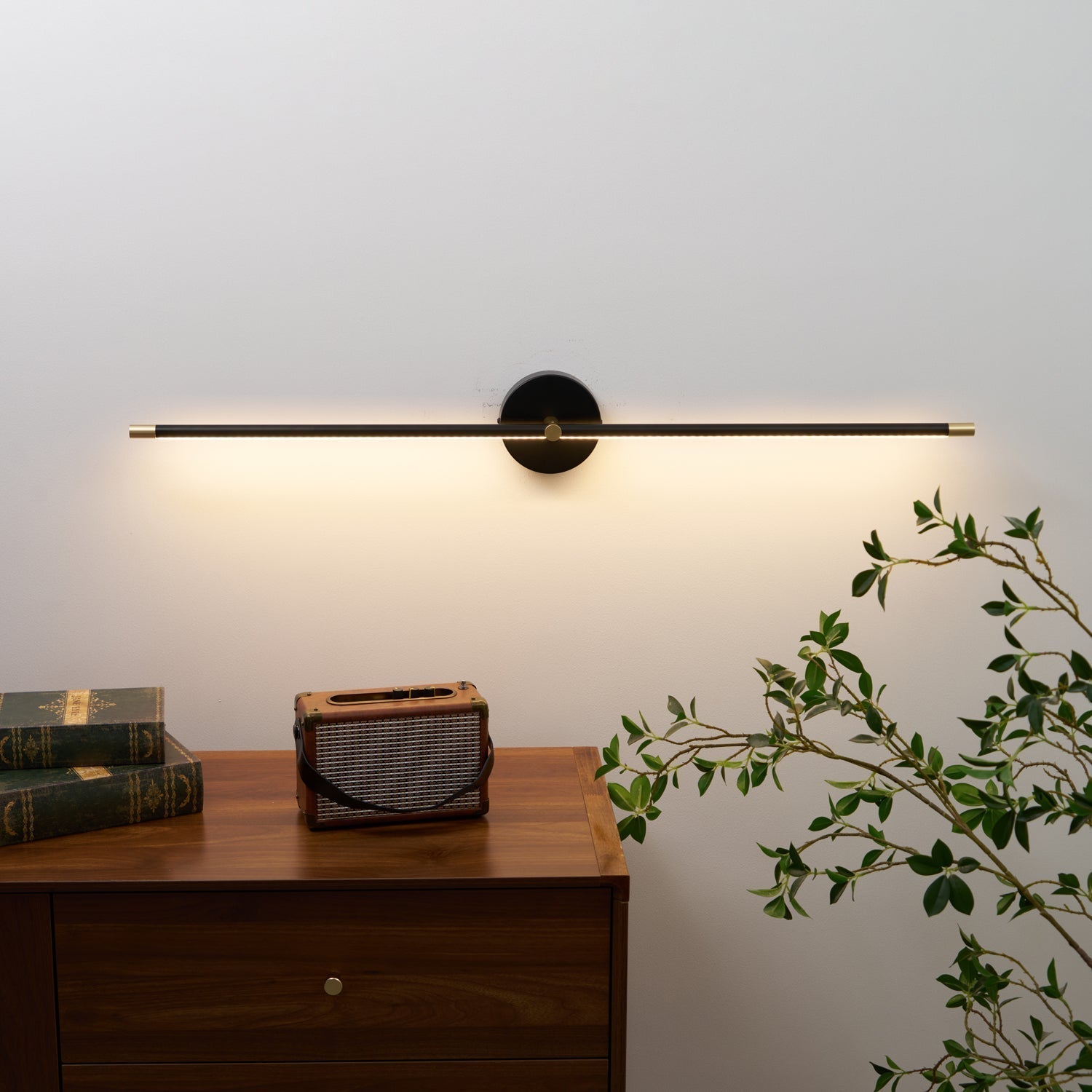 Minimalistische lineare LED-Wandleuchte mit Stab, doppelseitige Wandleuchte in Schwarz und Gold | Ormexis