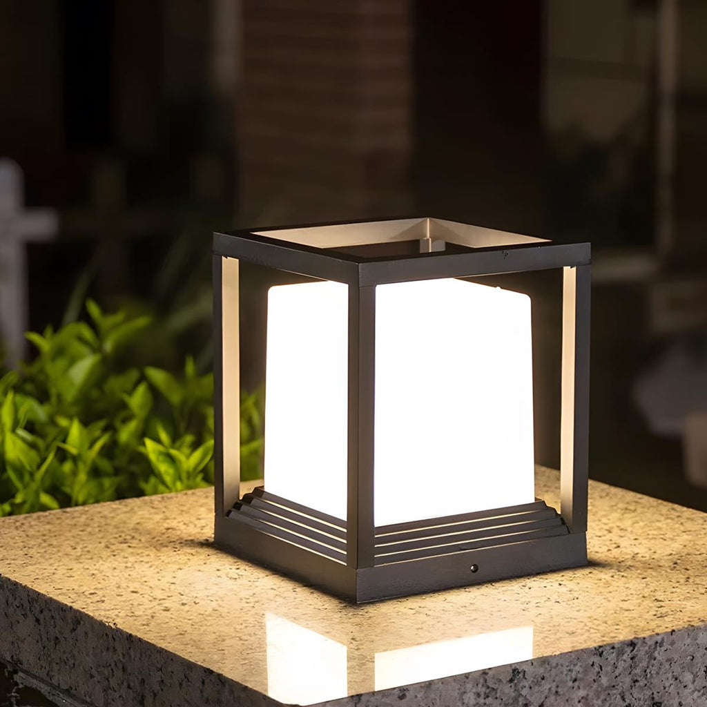 Luminária de poste minimalista com moldura geométrica | Ormexis
