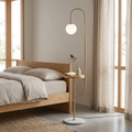 Moderne goldfarbene Stehlampe mit hölzernem Beistelltisch, kabelloser Ladefunktion und Marmorsockel | Ormexis