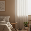 Moderne, minimalistische schwarze Aluminium-Stehlampe mit drei dimmbaren LED-Leuchten und Fernbedienung | Ormexis