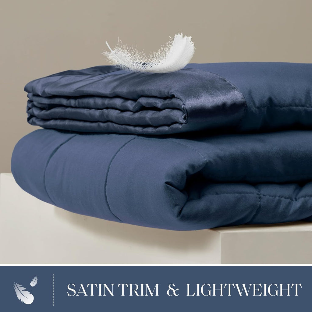 Coperta leggera morbida della collezione Windom con bordo in raso