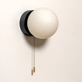 Nástěnné LED svítidlo Nordic Frosted Glass Globe s tahacím lankem | Ormexis