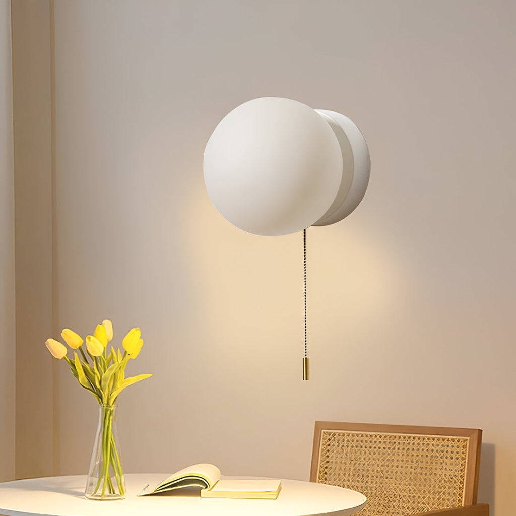 Nástěnné LED svítidlo Nordic Frosted Glass Globe s tahacím lankem | Ormexis
