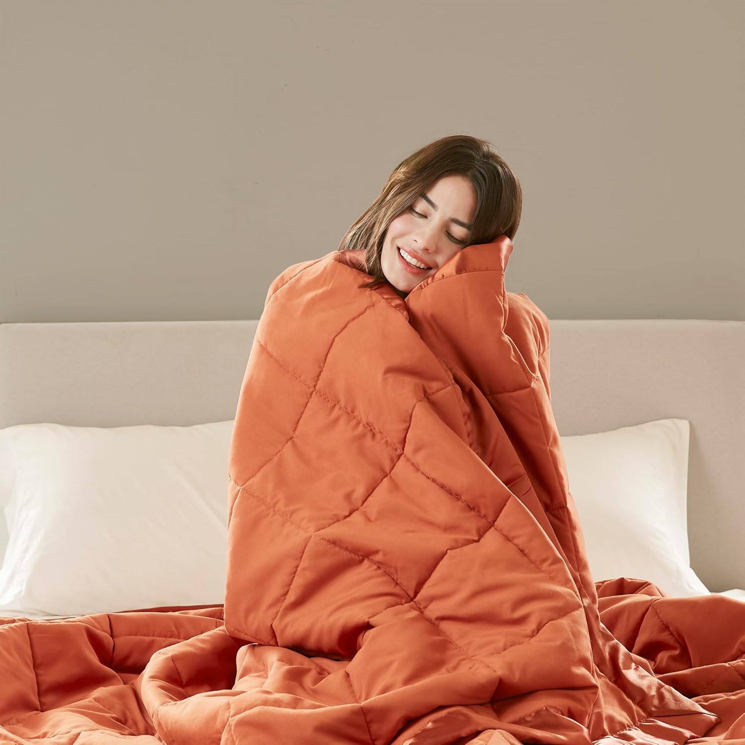 Coperta leggera morbida della collezione Windom con bordo in raso