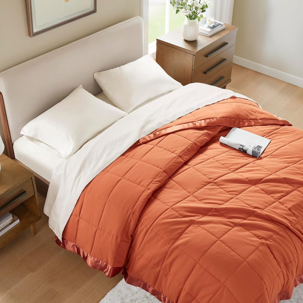Coperta leggera morbida della collezione Windom con bordo in raso