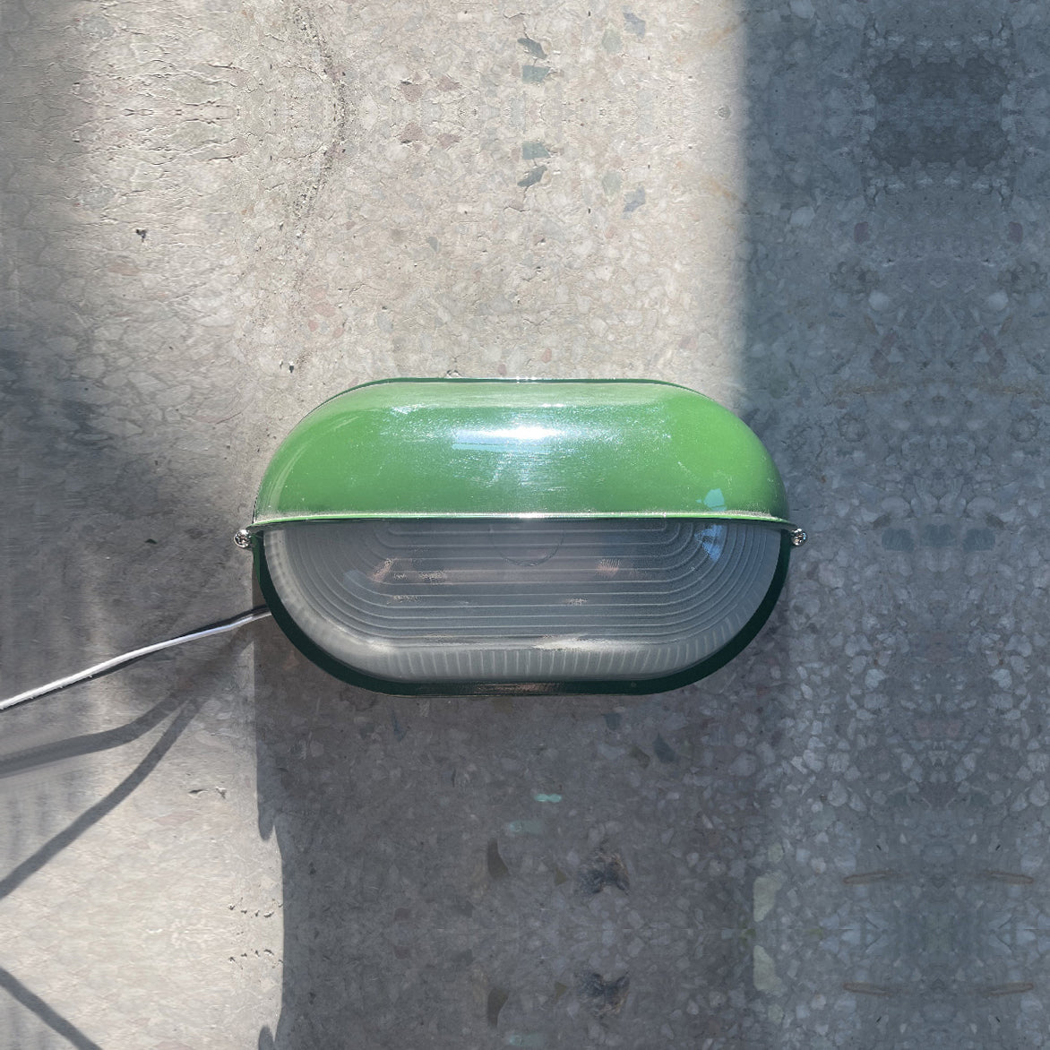 Oval udendørs væglampe i ribbet glas, sort, industriel bulkhead | Ormexis