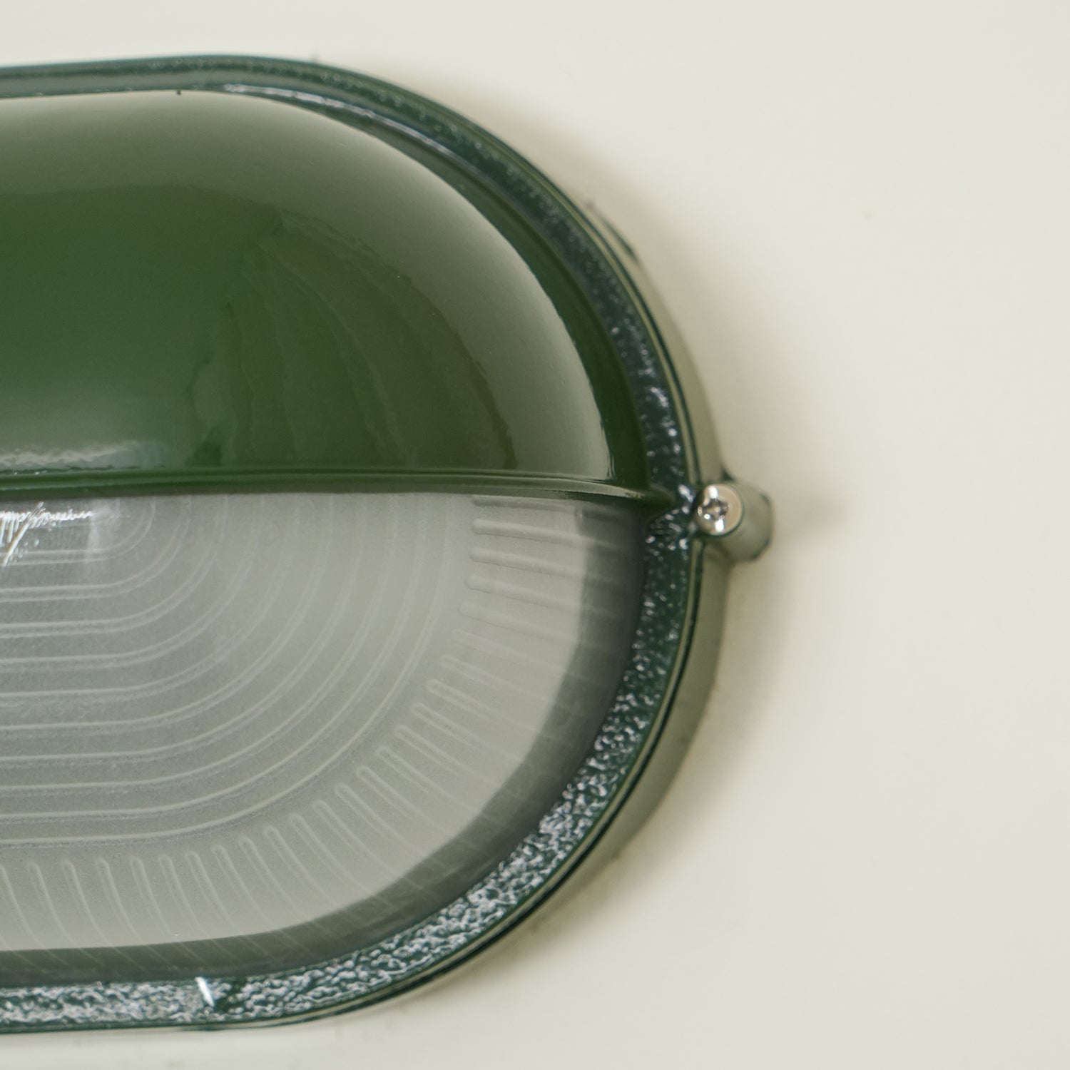 Oval udendørs væglampe i ribbet glas, sort, industriel bulkhead | Ormexis