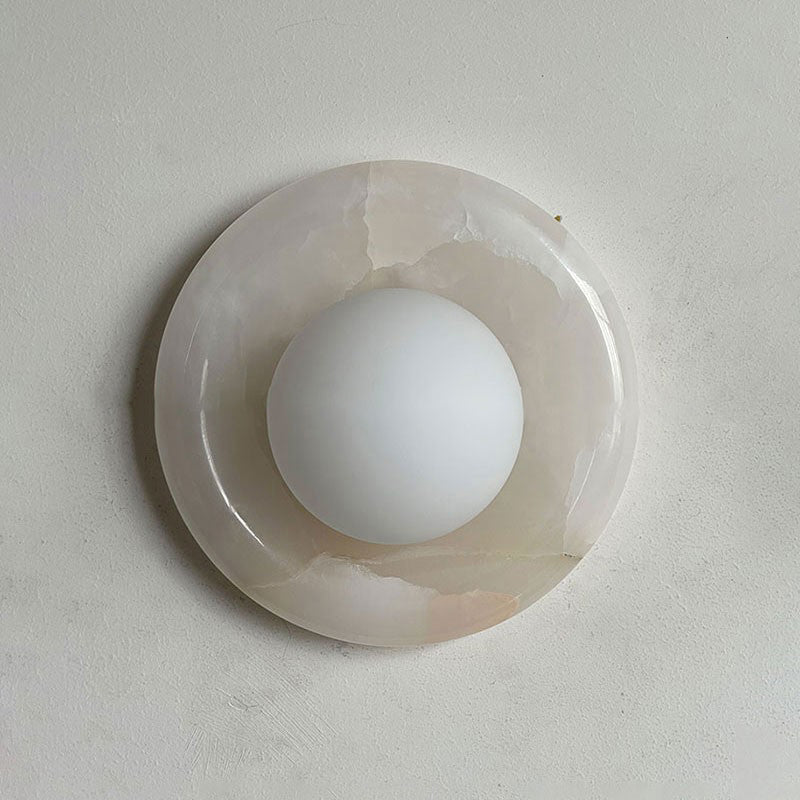 Rund vegglampe i marmor med glasskule og travertin, for innendørs bruk | Ormexis