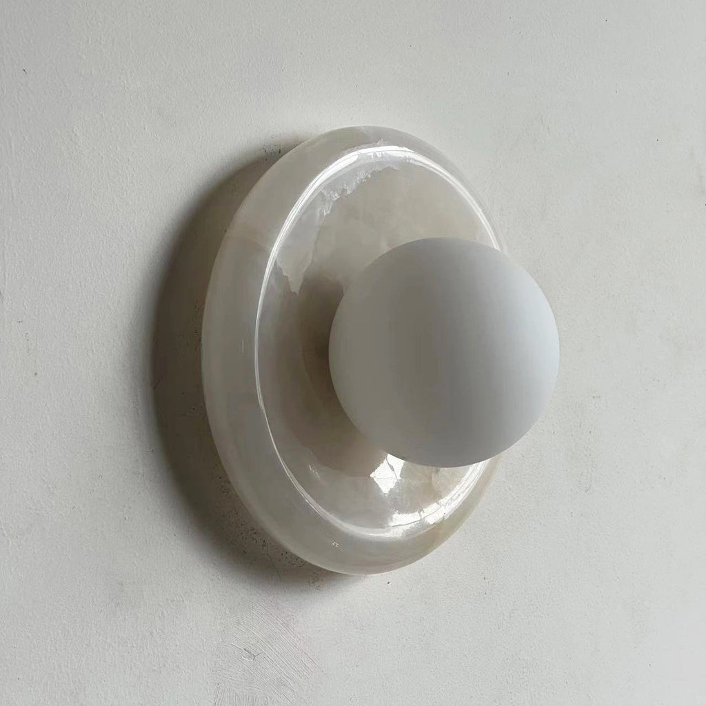 Rund vegglampe i marmor med glasskule og travertin, for innendørs bruk | Ormexis