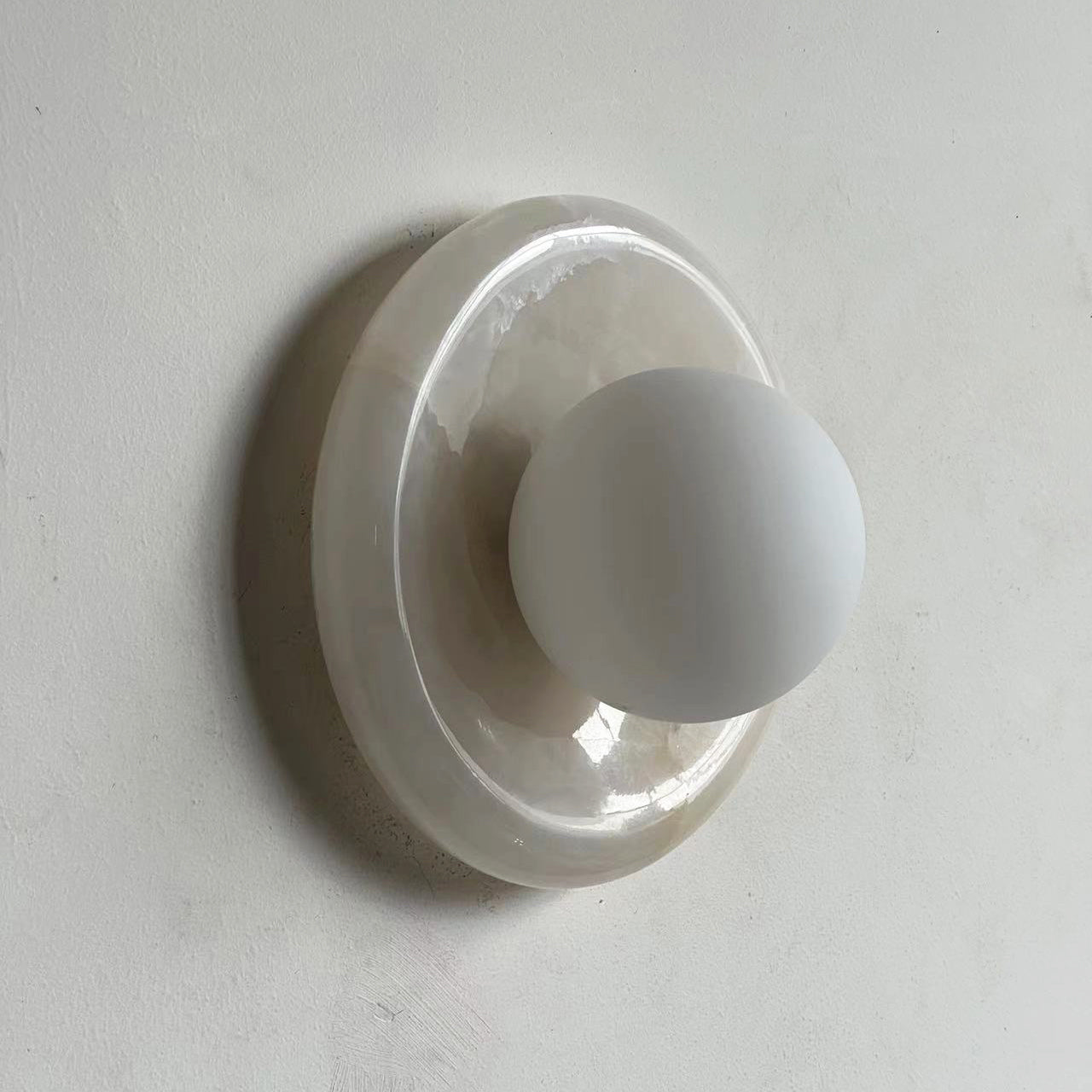 Rund vegglampe i marmor med glasskule og travertin, for innendørs bruk | Ormexis