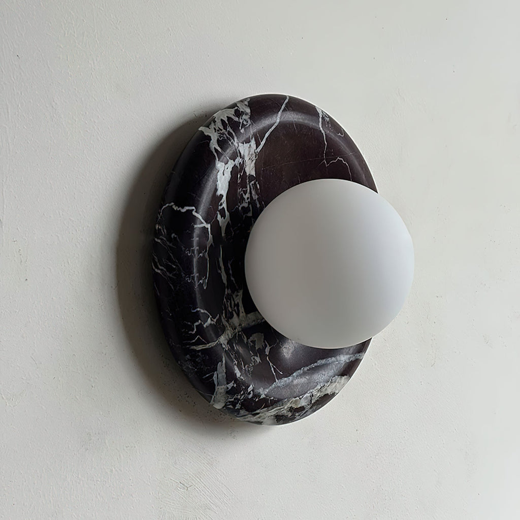Rund vegglampe i marmor med glasskule og travertin, for innendørs bruk | Ormexis