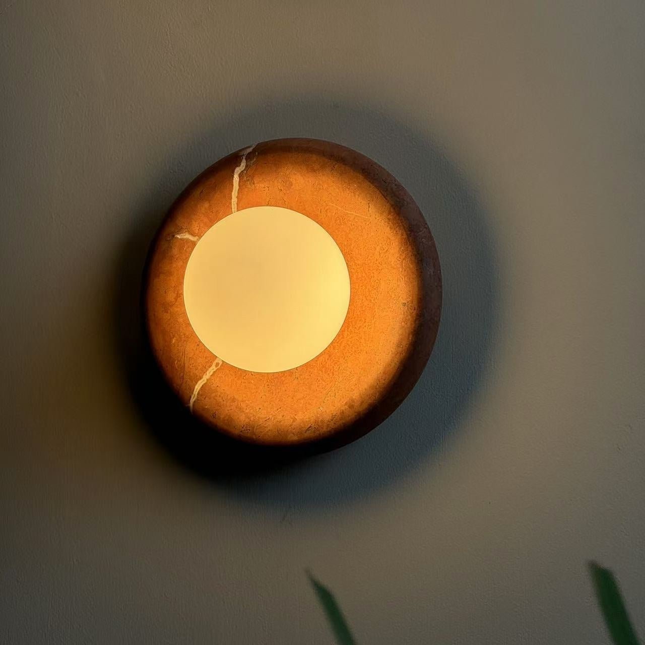 Rund vegglampe i marmor med glasskule og travertin, for innendørs bruk | Ormexis